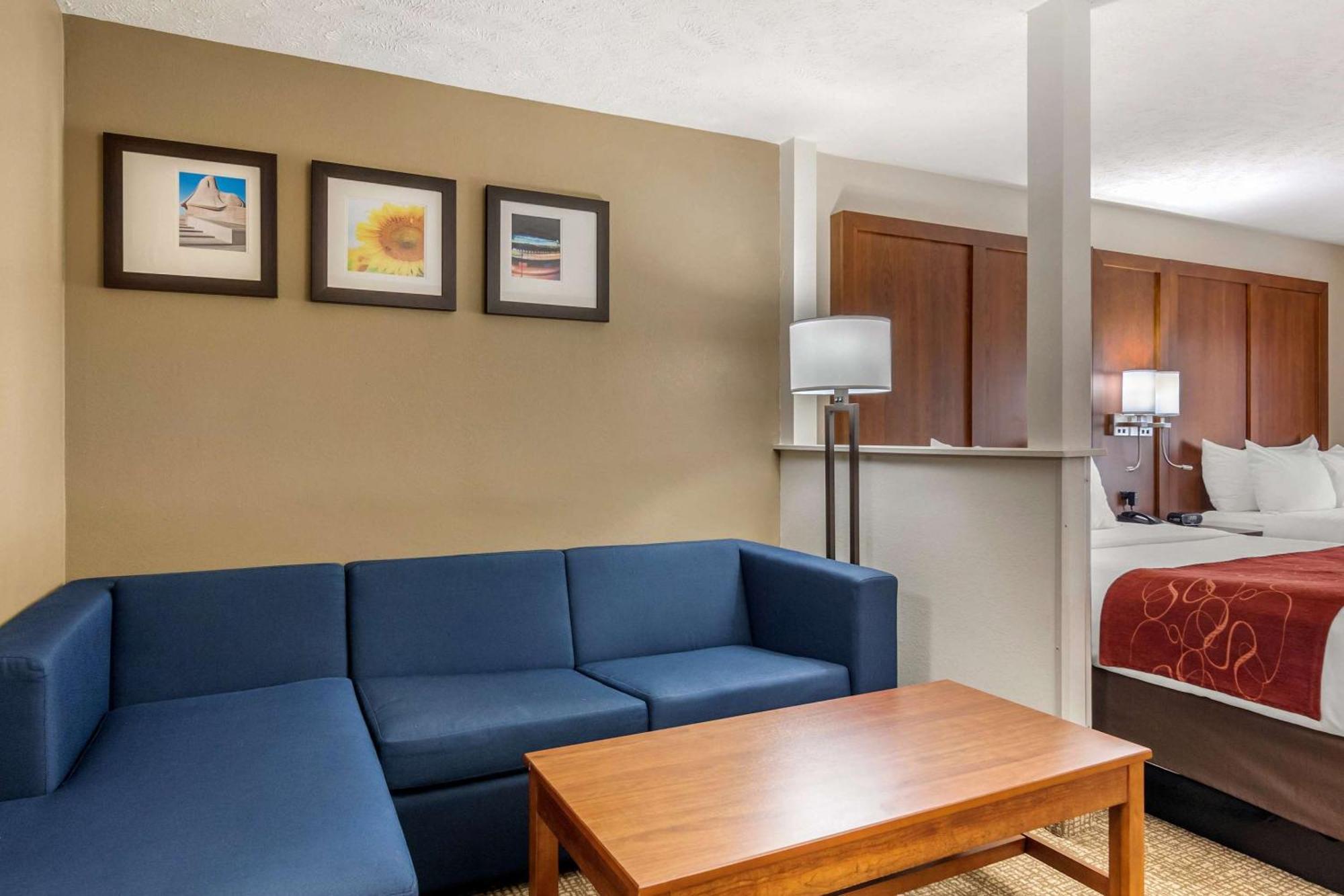 Comfort Suites Speedway - Kansas City Exterior photo