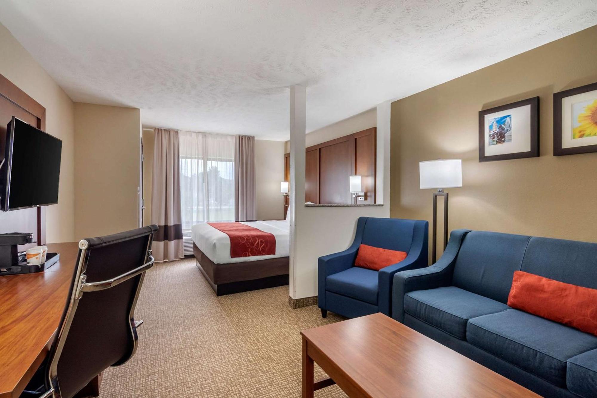 Comfort Suites Speedway - Kansas City Exterior photo