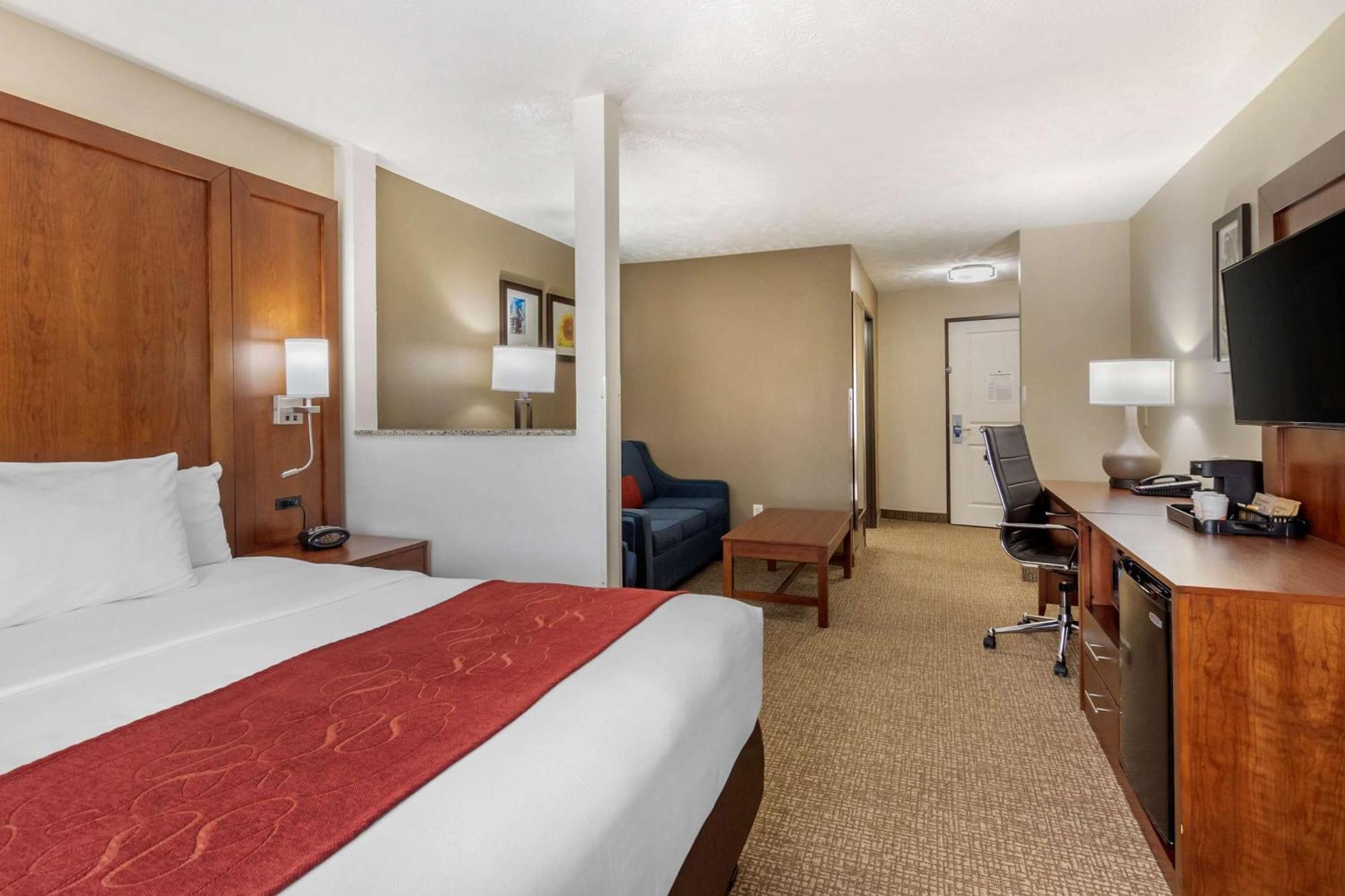 Comfort Suites Speedway - Kansas City Exterior photo